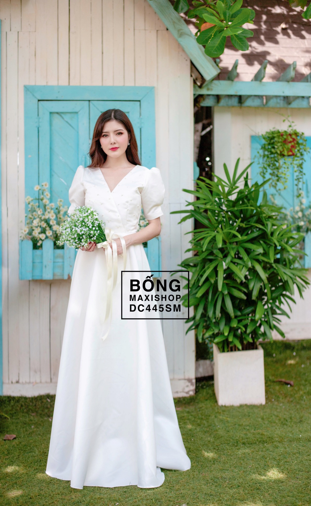 váy cưới trắng đơn giản đính ngọc trai xẻ tà