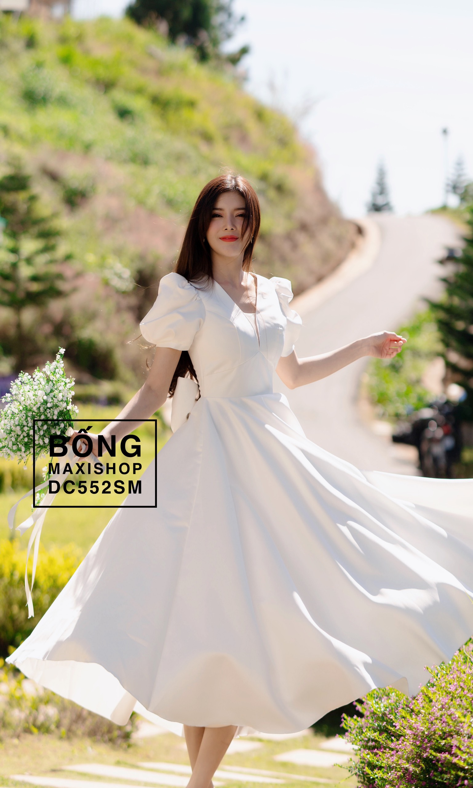 váy cưới trắng đơn giản xẻ ngực