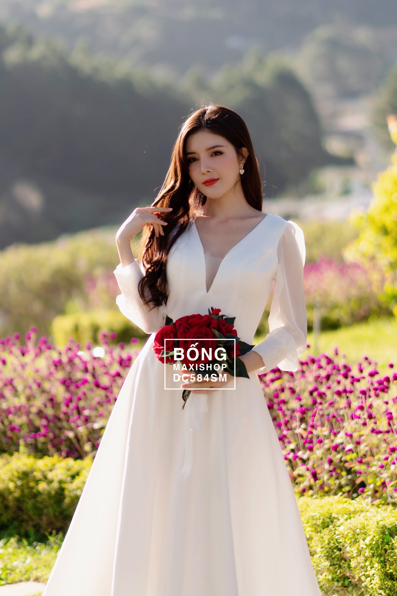váy cưới trắng đơn giản tay dài phối ren