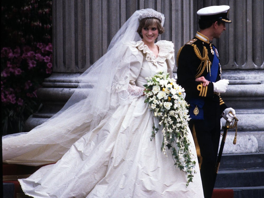 Chiếc váy cưới tay dài đẹp nhất mọi thời đại của Công nương Diana