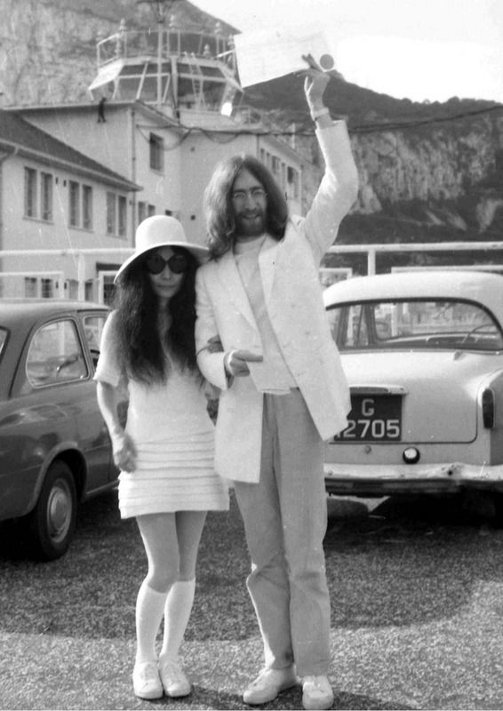 Yoko Ono trong chiếc váy cưới ngắn trẻ trung