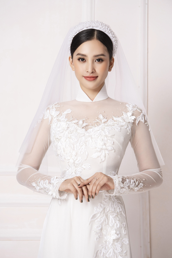Áo dài trắng cô dâu: Áo dài là trang phục truyền thống của người Việt từ lâu đời và đặc biệt là trang phục không thể thiếu trong ngày cưới của cô dâu. Với màu trắng tinh khôi, cùng với phụ kiện trang trí như hoa đính, áo dài trắng cô dâu luôn mang lại vẻ đẹp ngọt ngào và lãng mạn cho ngày trọng đại.
