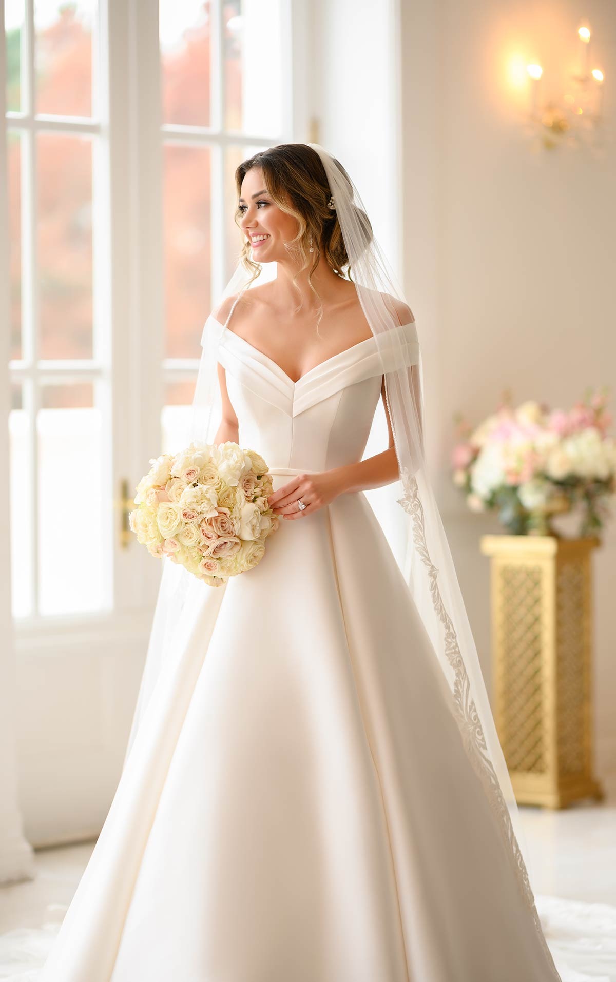 Nếu bạn đang tìm kiếm một chiếc váy cưới đẹp và thanh lịch, hãy xem qua bức ảnh này về mẫu váy cưới trễ vai. Với thiết kế thanh mảnh, đường xẻ tỉ mỉ, chiếc váy này sẽ giúp bạn trông thêm phần quý phái và sành điệu.