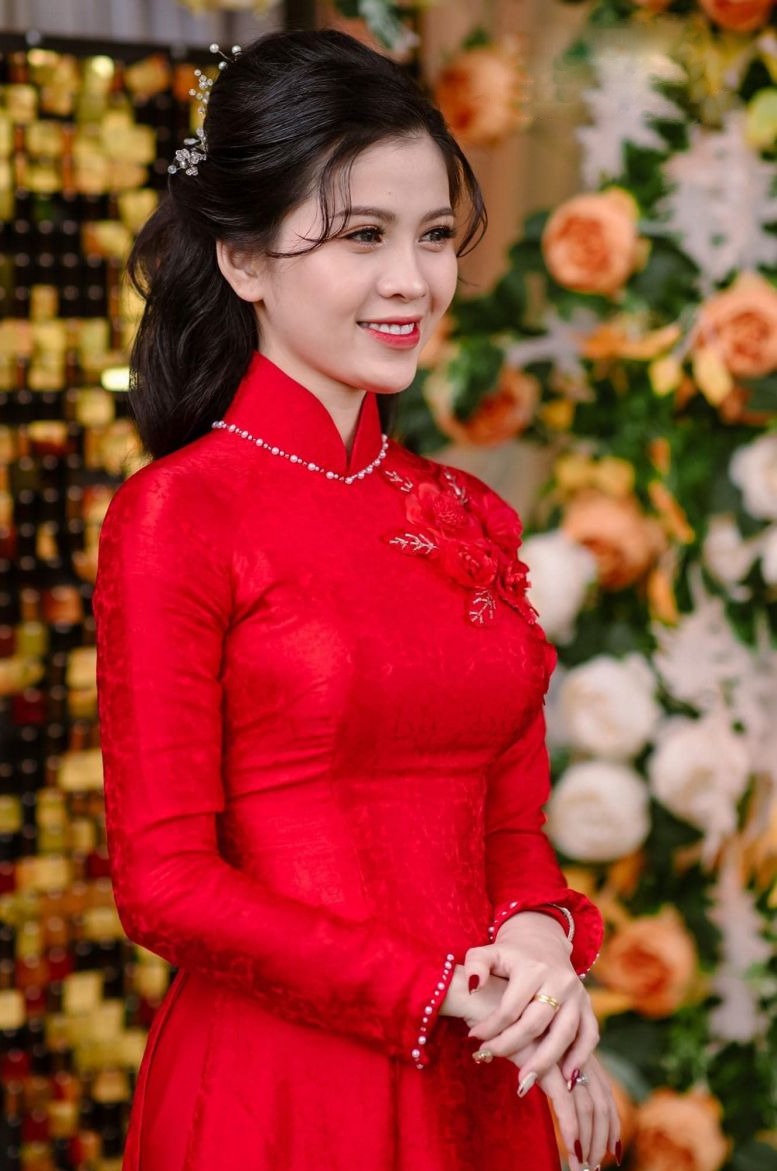 Áo dài cưới: Áo dài cưới - biểu tượng của vẻ đẹp truyền thống Việt Nam, mang đến vẻ đẹp sang trọng và tinh tế cho cô dâu. Hãy ngắm nhìn bức ảnh cô dâu mặc áo dài cưới, tất cả sẽ bị thu hút bởi sự lãng mạn và thanh lịch của trang phục này.