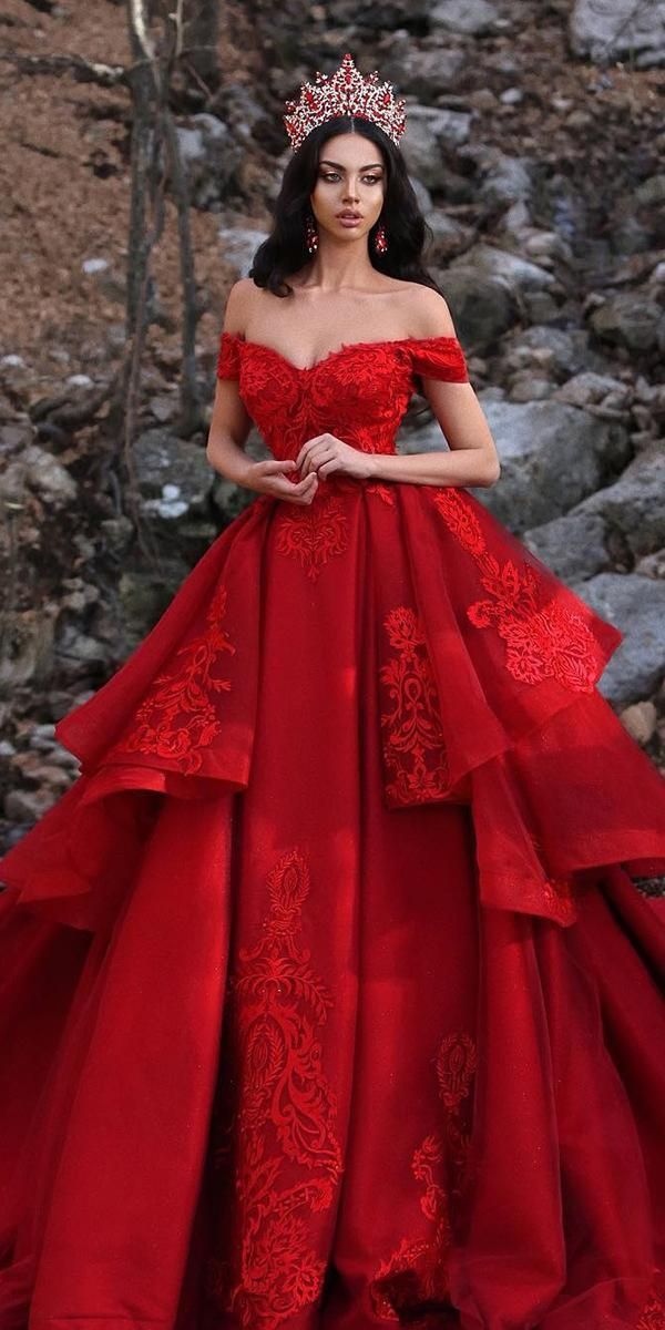Hàng loạt mẫu váy cưới màu đỏ dành cho cô dâu 2020