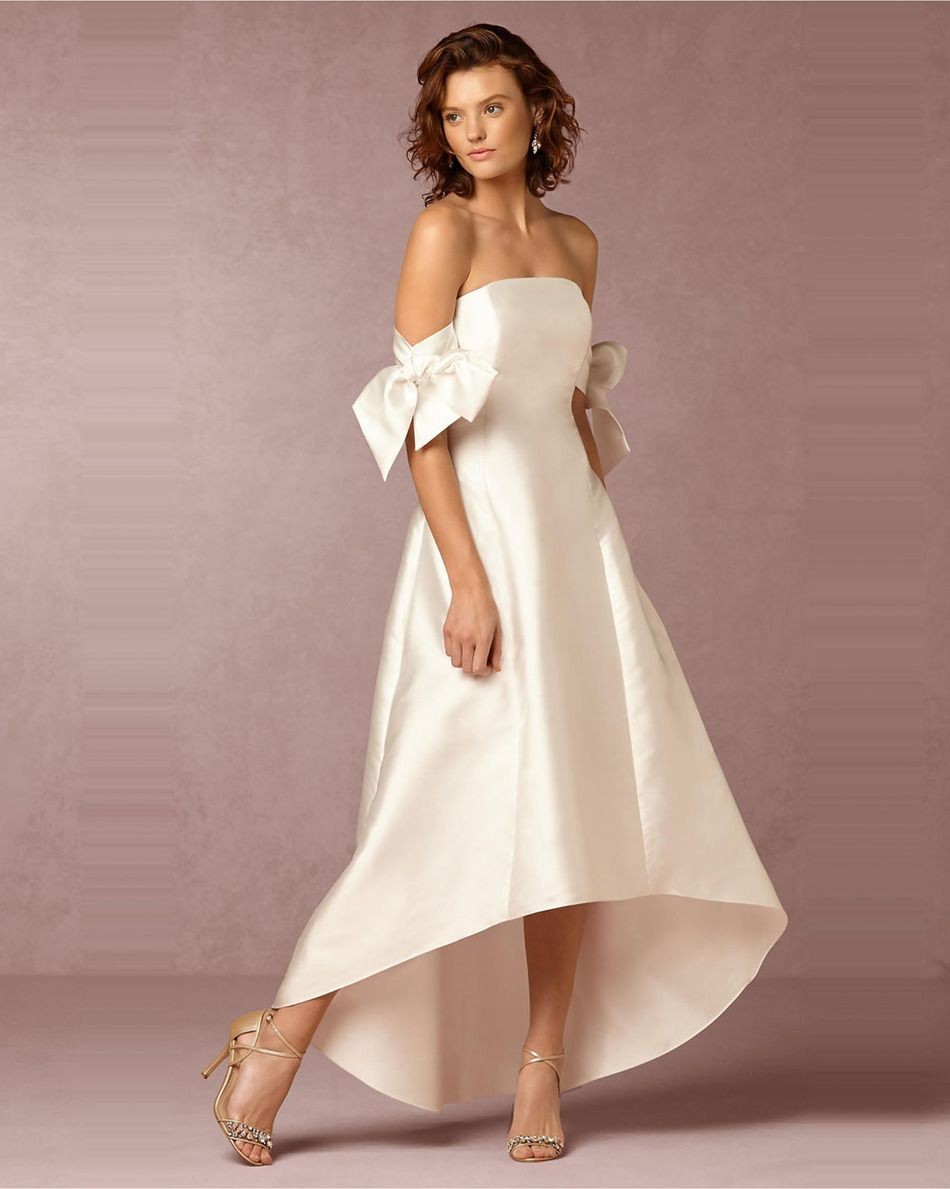 Váy cưới hai mảnh đơn giản làm từ satin cao cấp. Áo được làm từ ren tinh tế  tạo điểm nhấn độc đáo - Xưởng thiết kế & May áo cưới uy