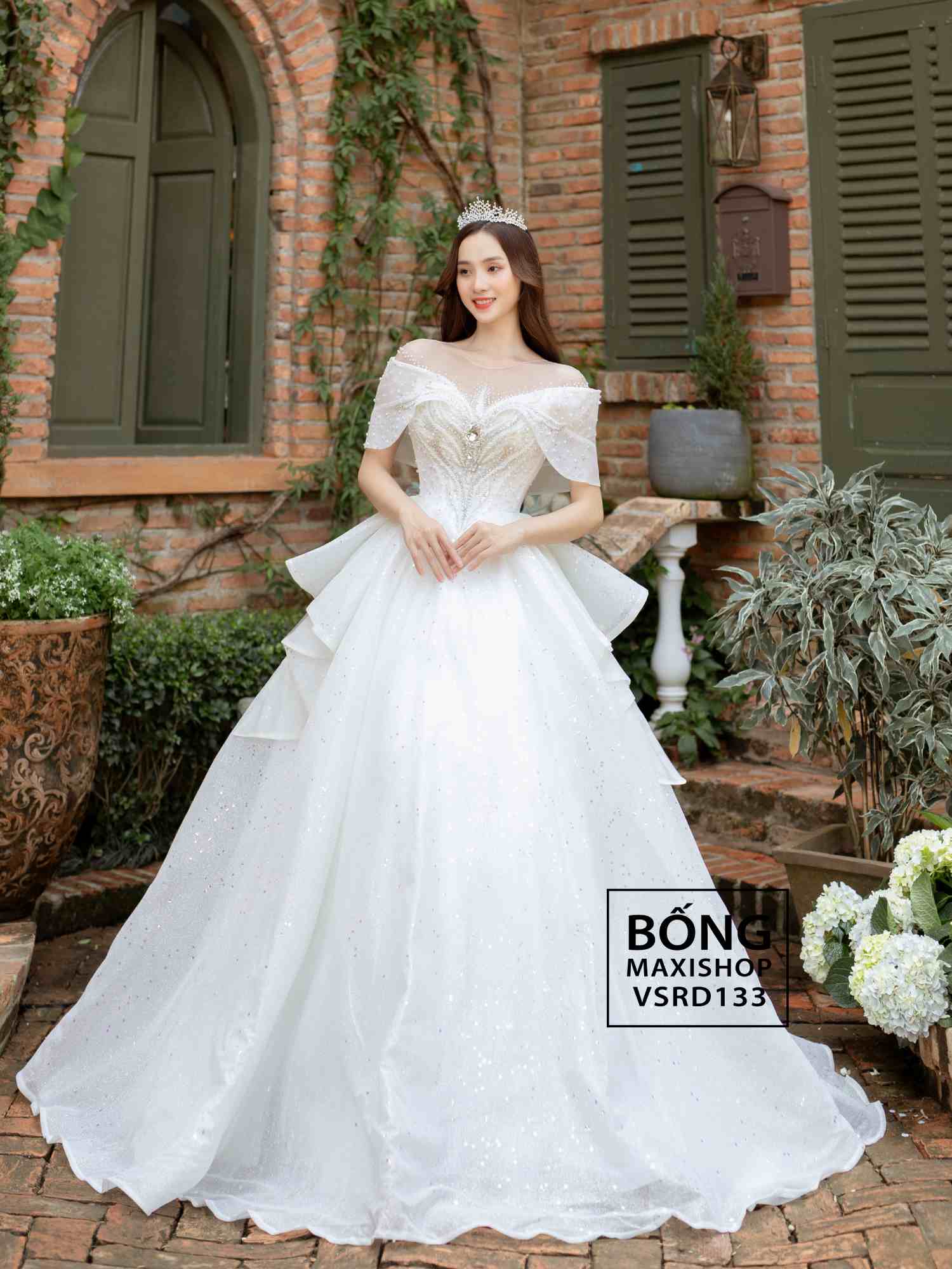 Váy cưới trơn cổ yếm kèm tay dài suông nhẹ (CD-L20) – M.O.T Bridal – For  Love, For Life