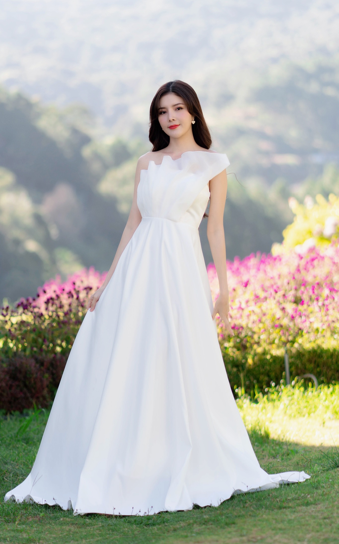 Đầm dạ hội trắng kết hoa tím pha lê