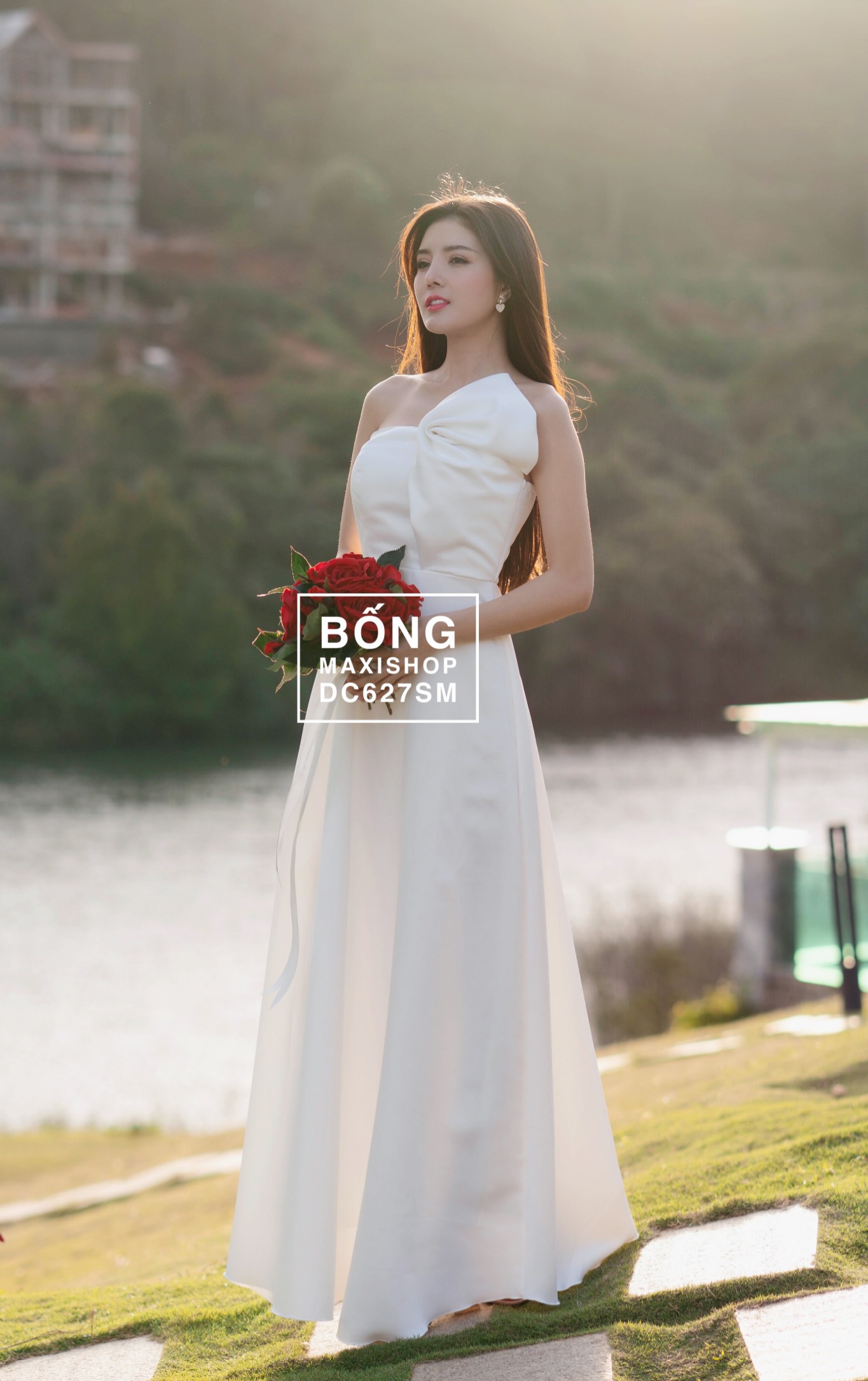Váy cưới nặng 12kg, đính hàng chục nghìn viên pha lê của MC Vân Hugo