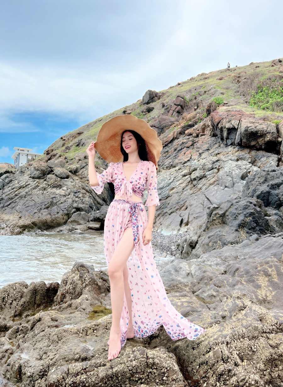 Mẫu váy đi biển xẻ tà