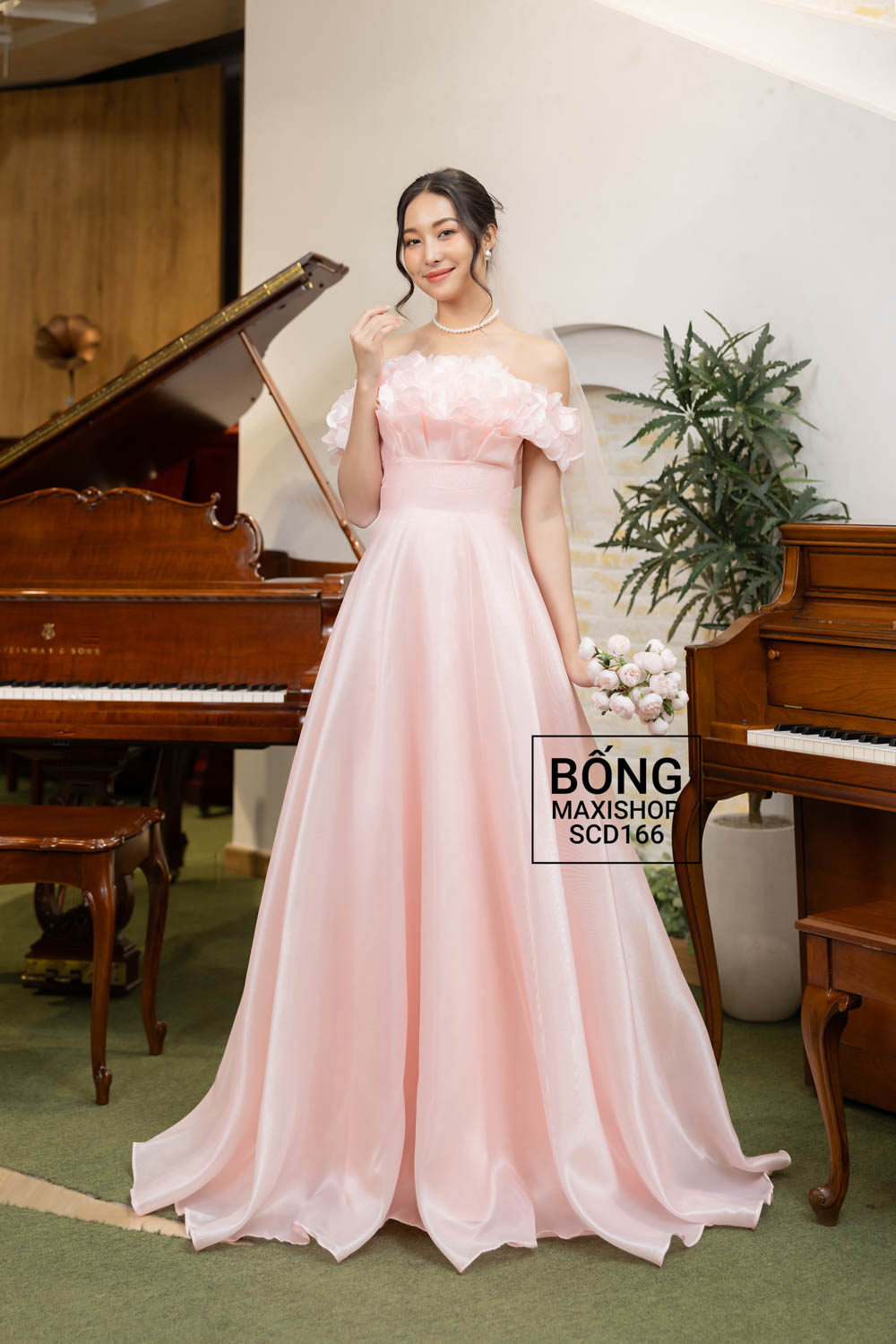 Váy cưới Organza trễ vai hồng hoa ngực xếp ly eo SCD166H