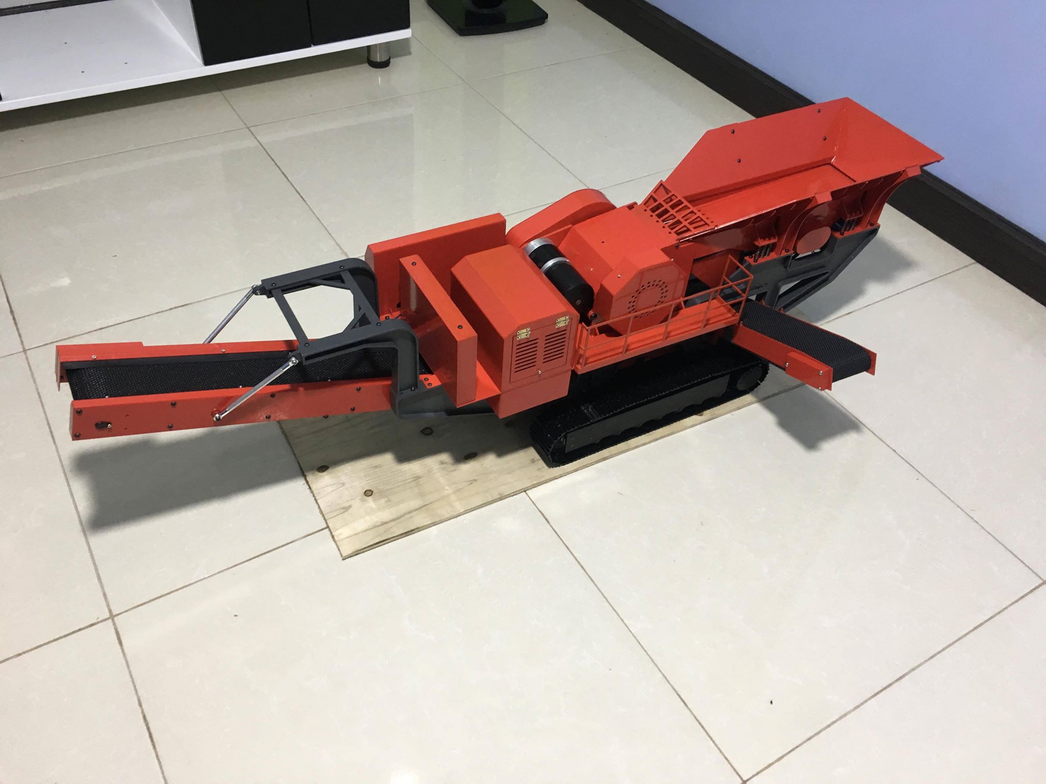 RC 1/14 stone crusher, with extra belt conveyor behind