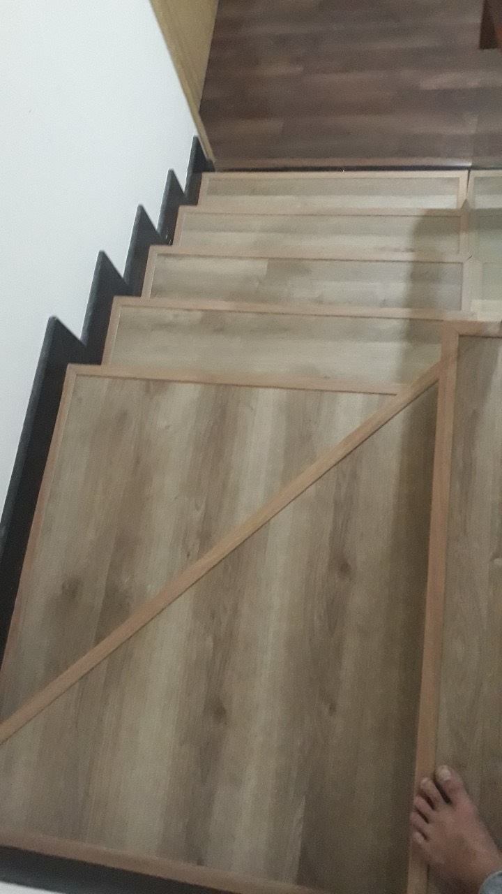 Sàn nhựa ốp cầu thang mang đến vẻ đẹp hiện đại và tinh tế cho ngôi nhà của bạn. Sản phẩm này được thiết kế với công nghệ tiên tiến nhất, chống trơn trượt, chịu được va đập và dễ dàng vệ sinh. Hãy xem hình ảnh này để khám phá sự độc đáo của sàn nhựa ốp cầu thang.