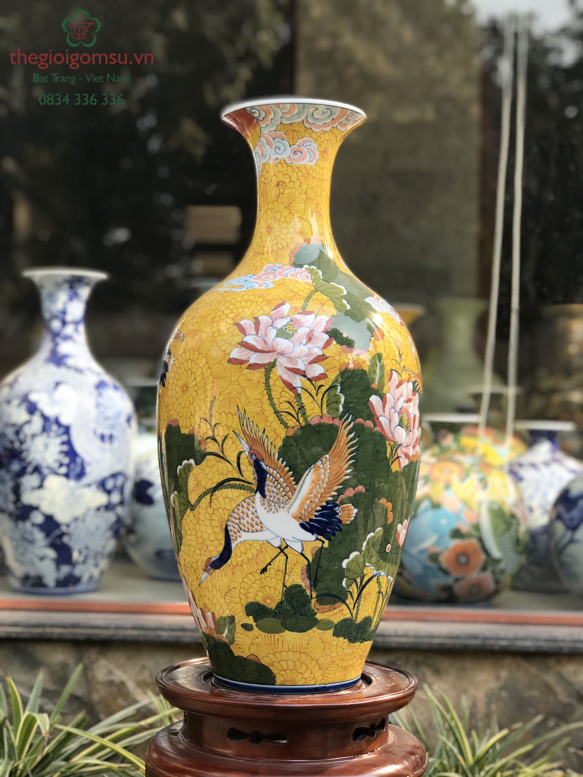 Lọ lộc bình "Chim hạc hoa sen" nền vàng đại cát