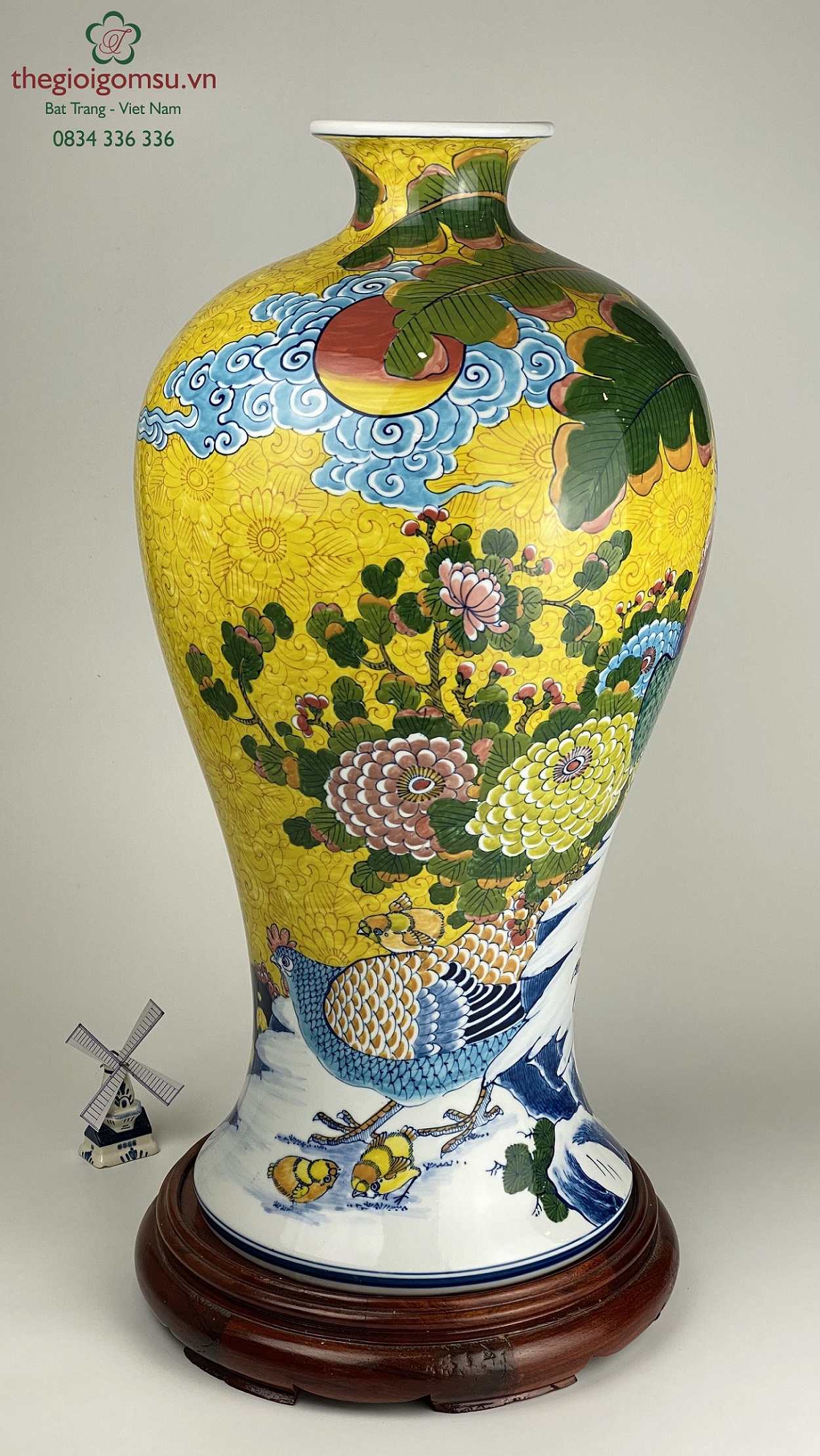 Mai bình tích lộc gà trống mái nền vàng đại cát