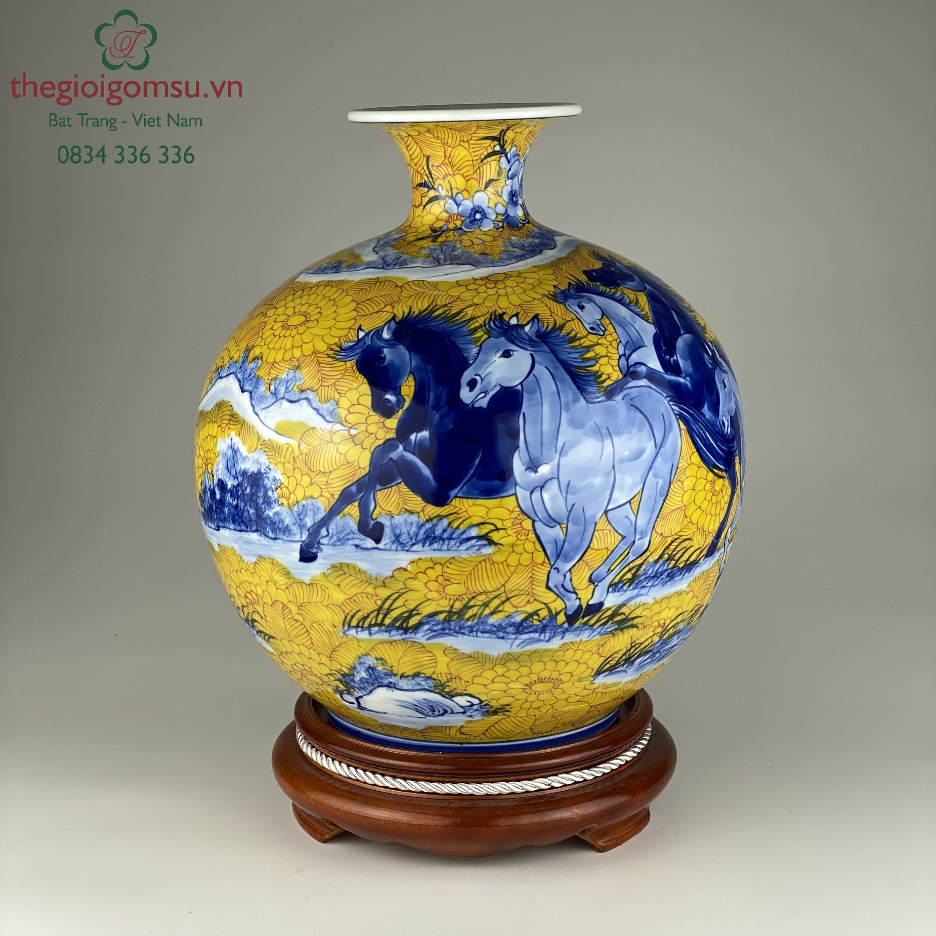 Bình hút tài lộc "Mã đáo thành công" nền hoa vàng