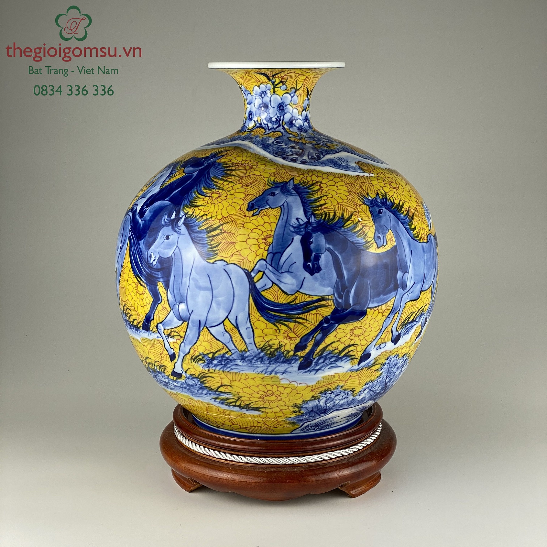 Bình hút tài lộc "Mã đáo thành công" nền hoa vàng