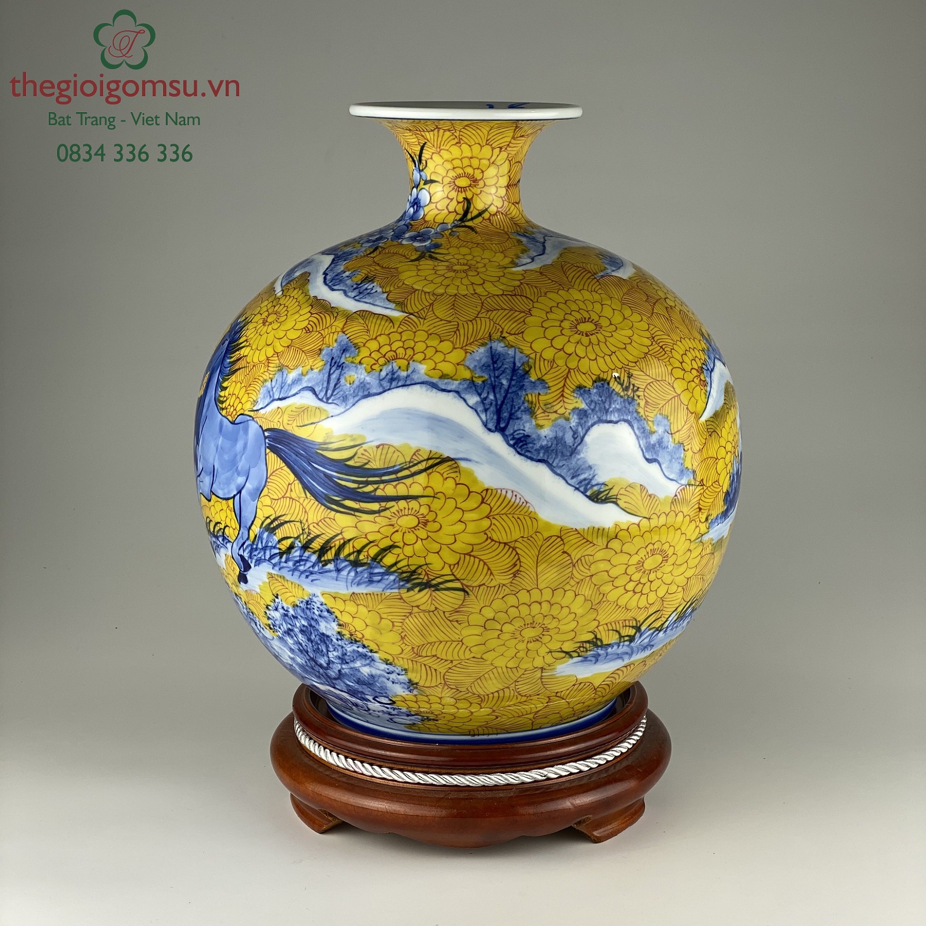 Bình hút tài lộc "Mã đáo thành công" nền hoa vàng