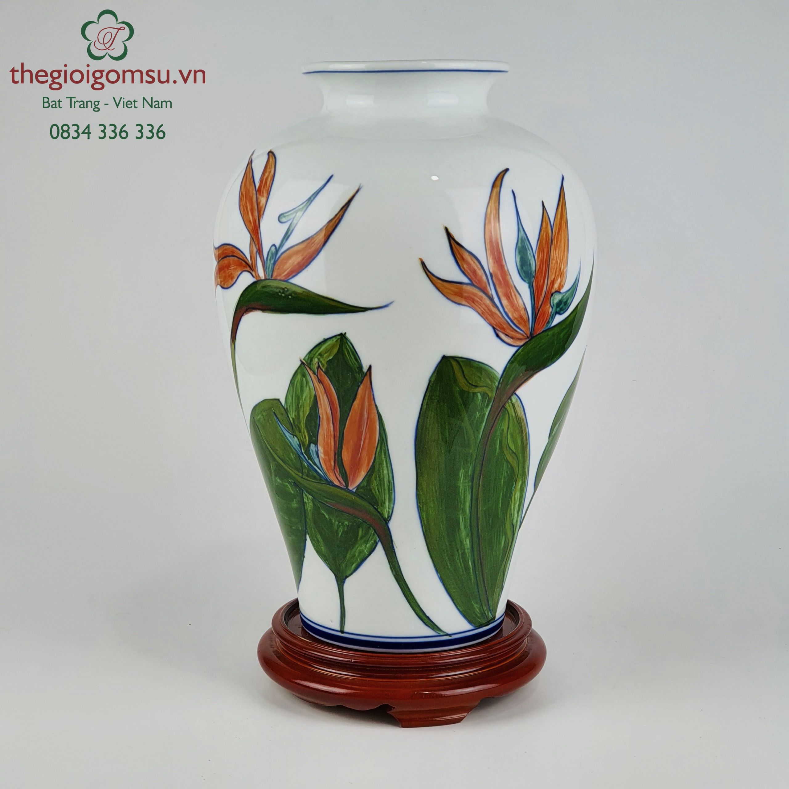 Bình hoa dáng vò "vẽ hoa" nền trắng tuyết