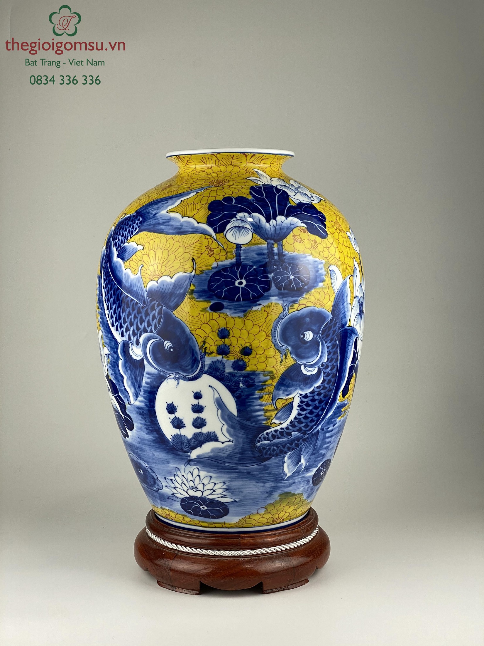 Bình hoa dáng vò "vẽ cá chép trông trăng" nền vàng đại cát