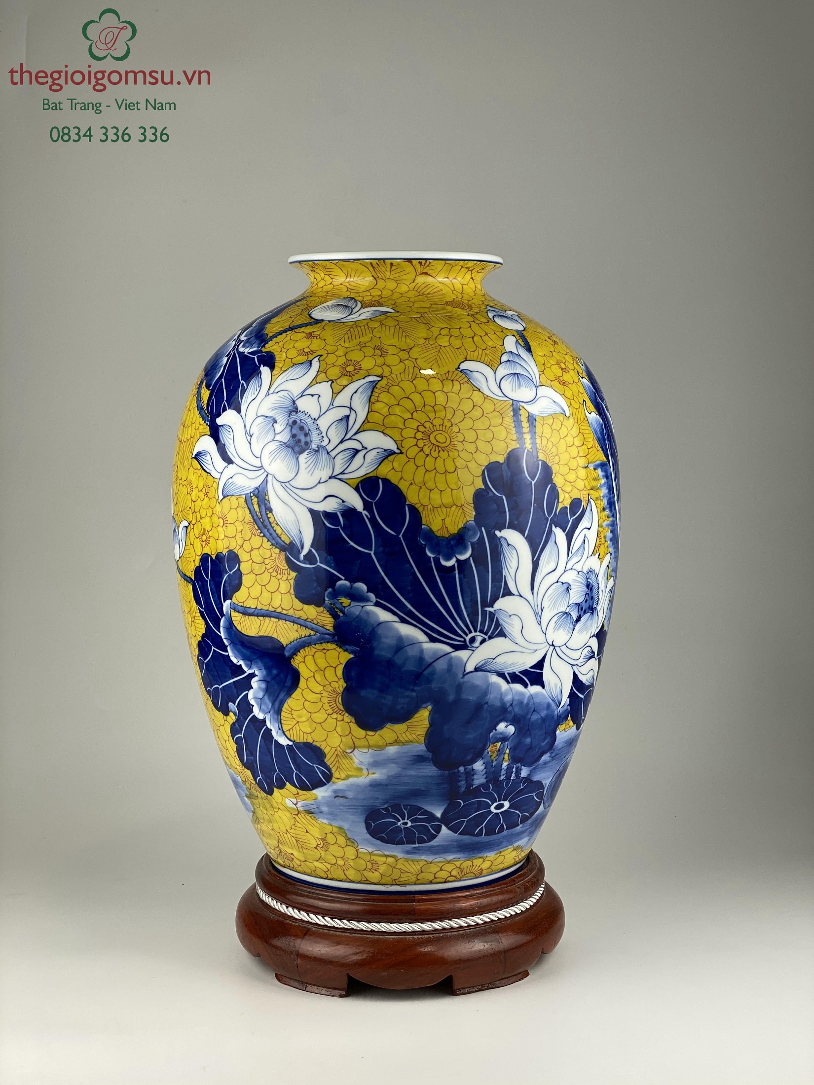 Bình hoa dáng vò "vẽ cá chép trông trăng" nền vàng đại cát