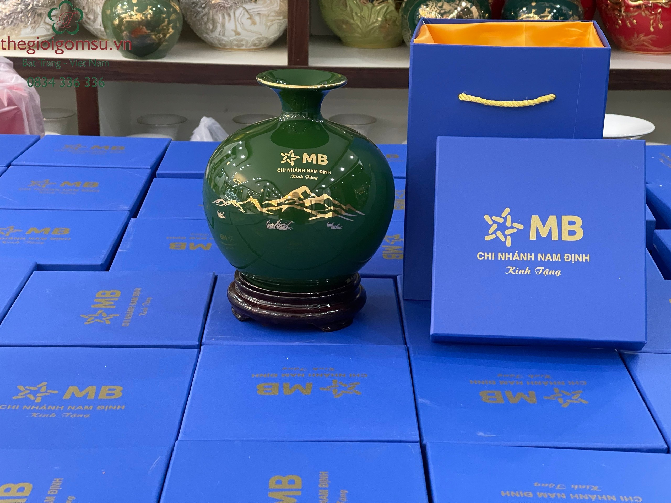 Bình hút Tài Lộc Mã Đáo Thành Công in logo nền xanh lục bảo