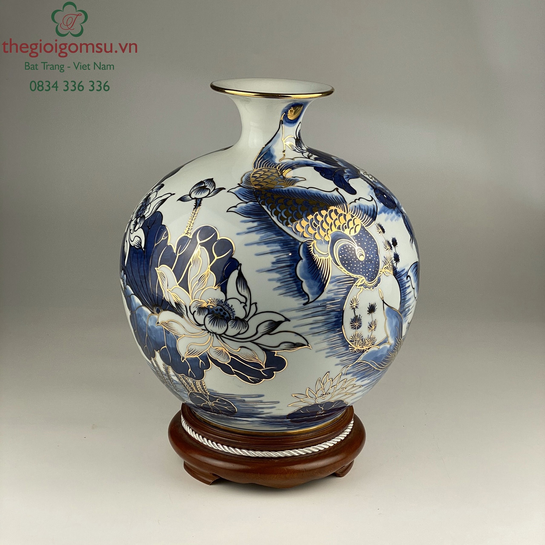 Bình hút tài lộc "Cá Chép Trông Trăng" men lam xanh vẽ vàng