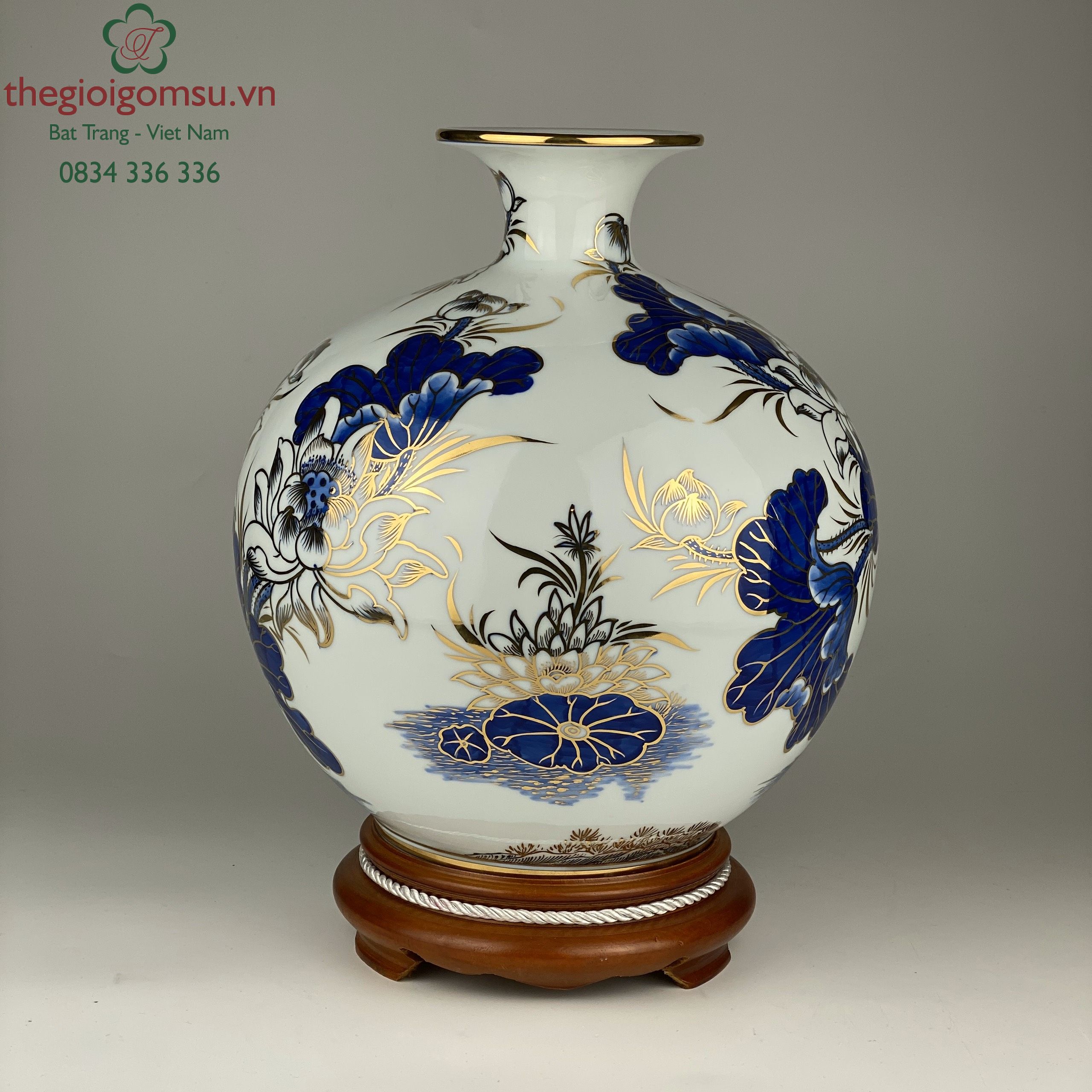 Bình Hút Tài Lộc Cá Chép Trông Trăng nền trắng men tràm vẽ vàng 24k