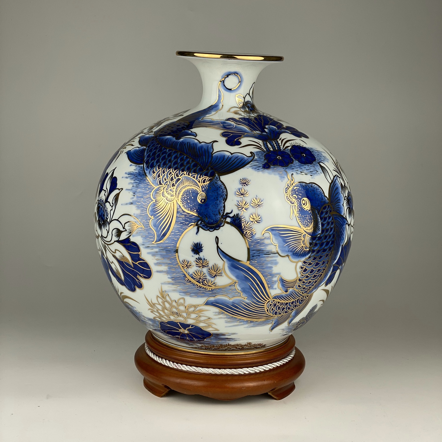 Bình hút tài lộc "Cá Chép Trông Trăng" men lam xanh vẽ vàng