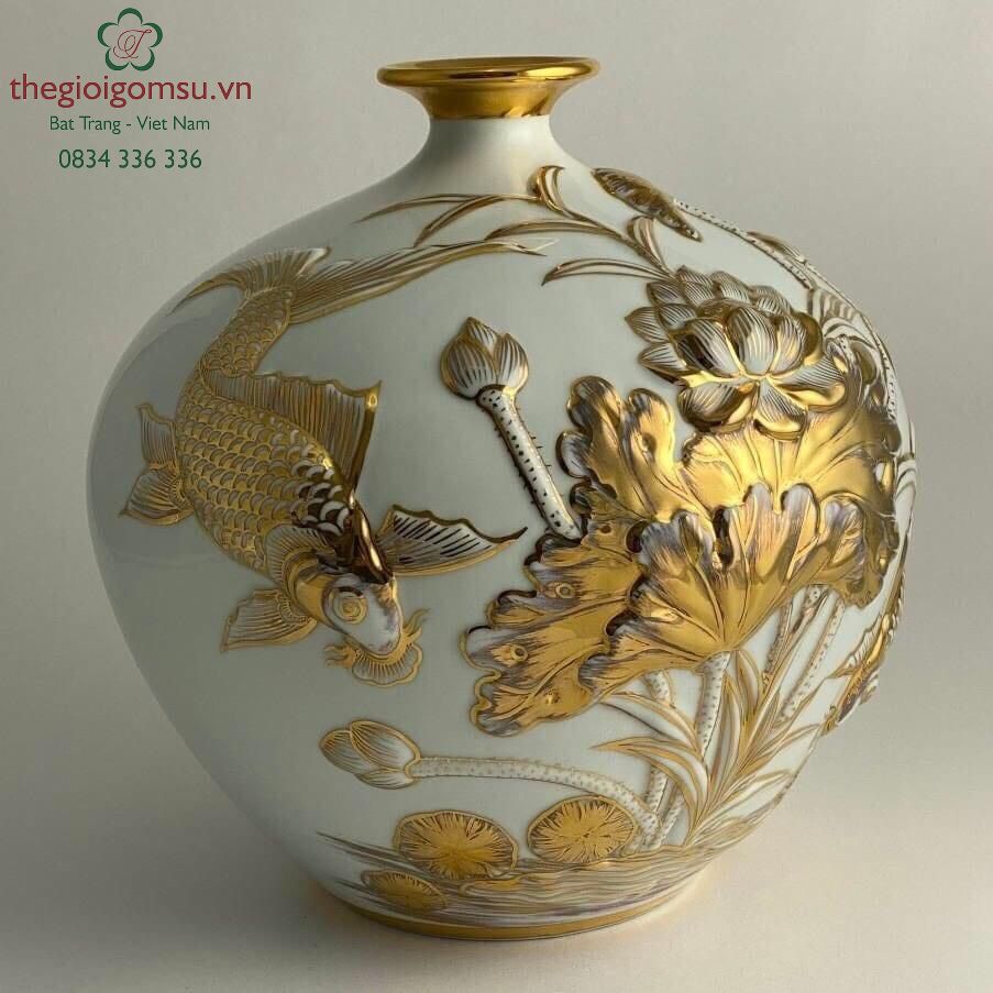 Bình hút tài lộc cá chép hoa sen nền trắng nổi vẽ vàng 24K miệng thắt