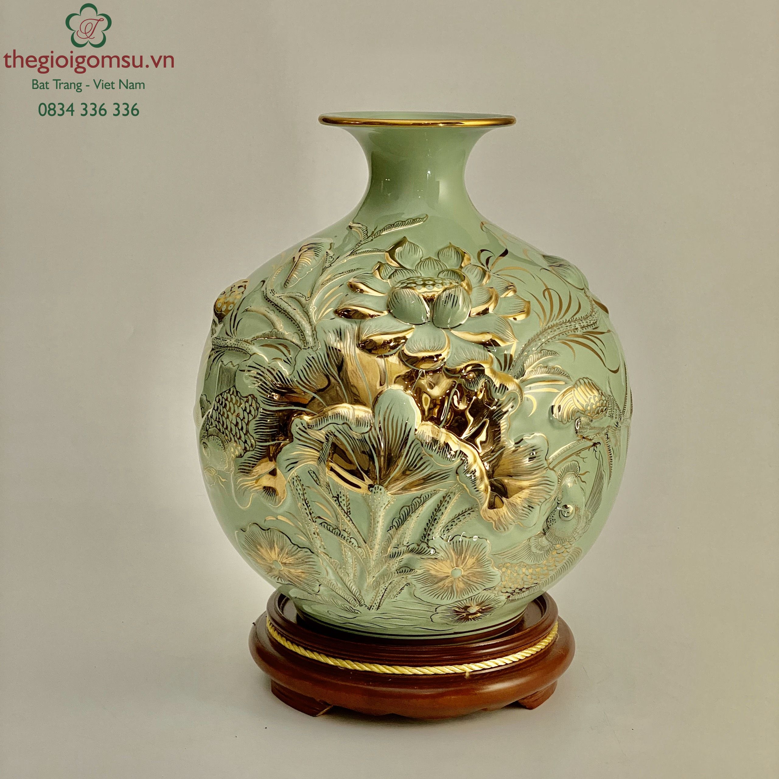 Bình hút tài lộc cá chép hoa sen nền xanh ngọc nổi vẽ vàng 24K
