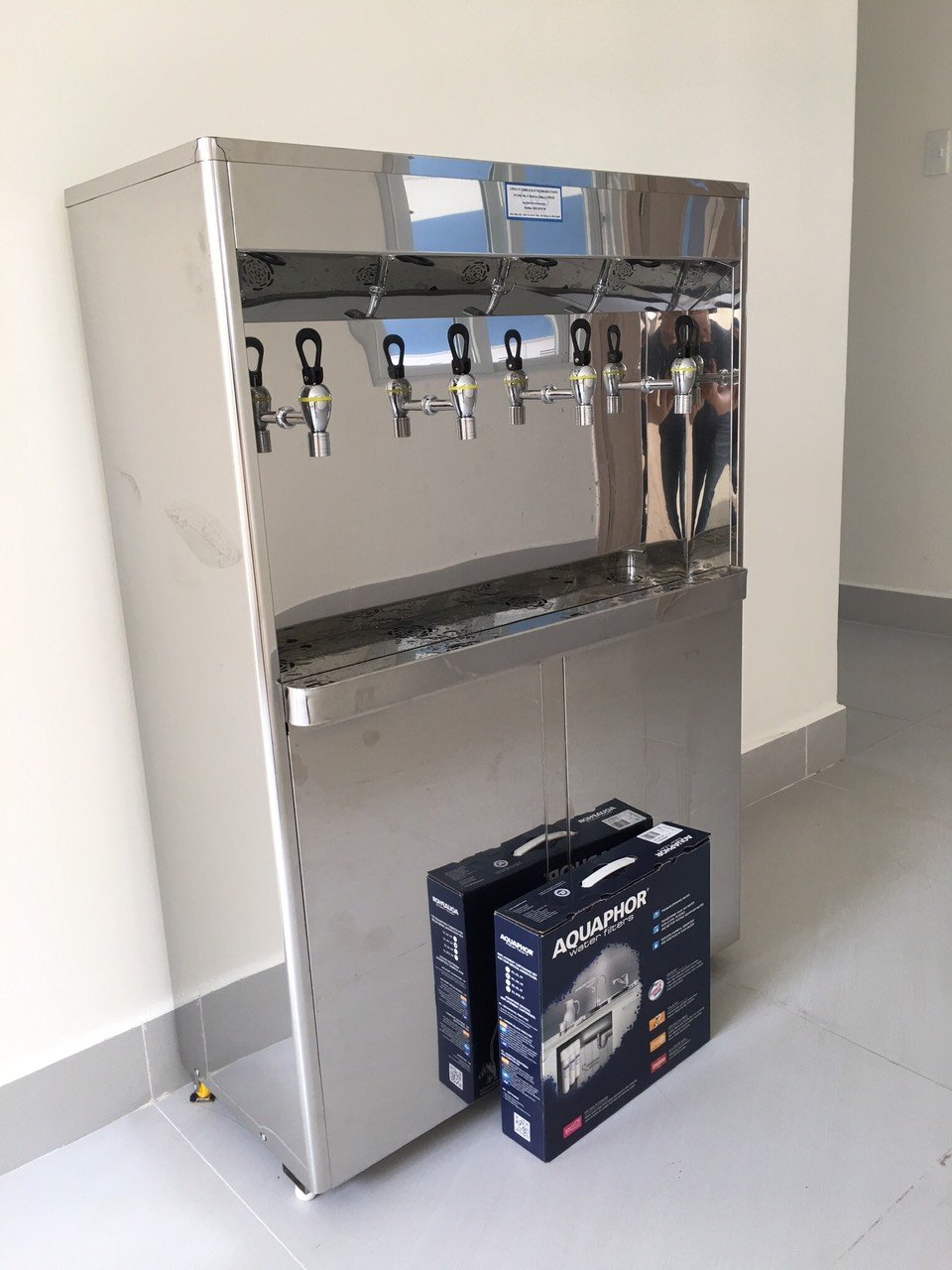 Máy lọc nước nóng lạnh Aquaphor tủ inox 4 vòi sử dụng tại các trường học, văn phòng công ty