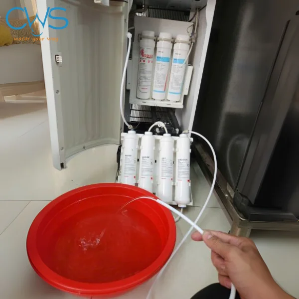 Kỹ thuật viên CWS đamg thay lõi lọc Toshiba tại nhà khách