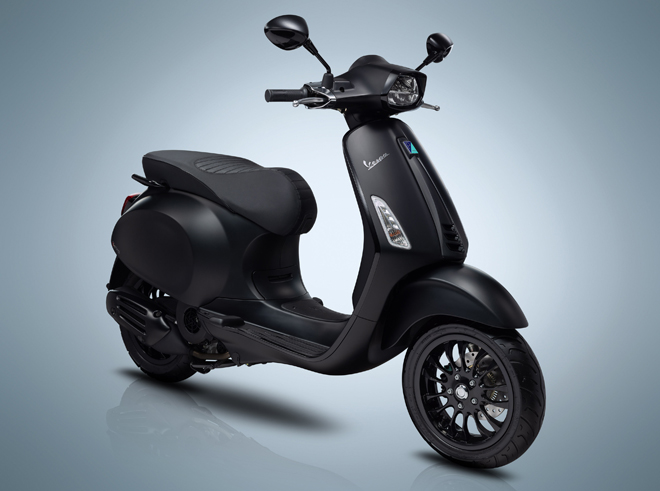 vespa-sprint-notte-va-vespa-gts-notte-ra-mat-voi-mau-son-den-sieu-dep