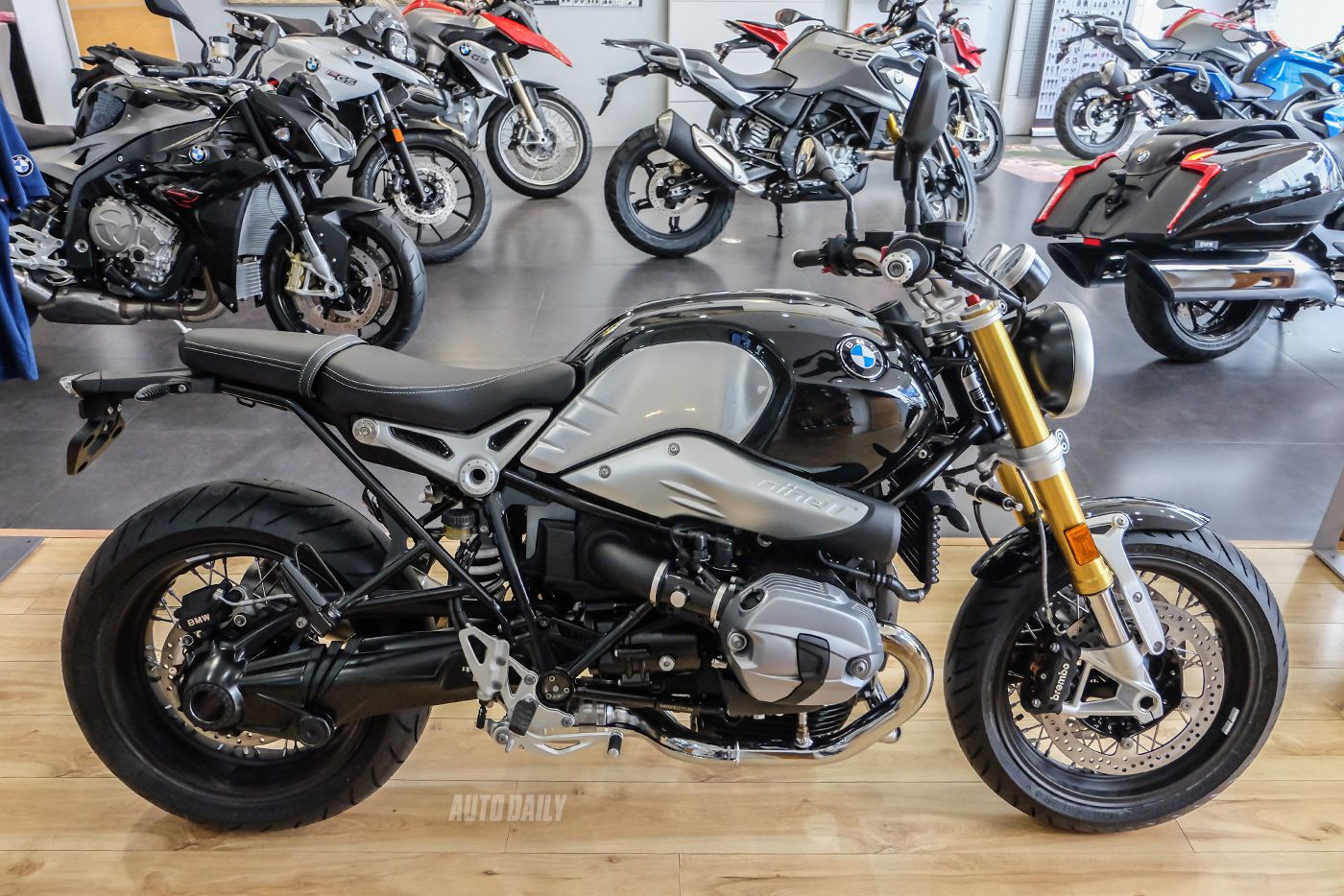 can-canh-chiec-bmw-r-nine-t-2018-chinh-hang-da-ve-viet-nam