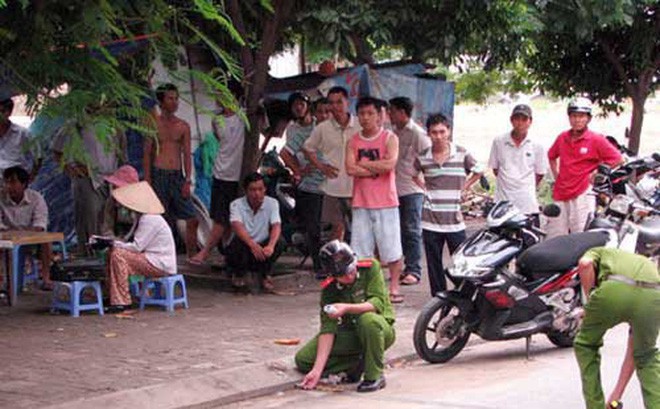co-gai-di-xe-may-tay-ga-bi-nhom-thanh-nien-di-bo-chan-danh-cuop-o-sai-gon