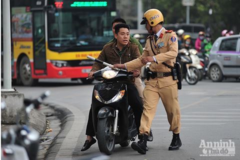 day-la-ly-do-ra-duong-ban-nen-doi-mu-bao-hiem