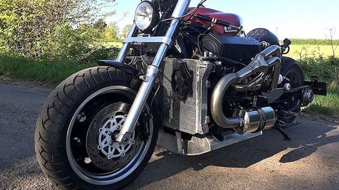 choi-cuc-soc-biker-xuc-thang-dong-co-v6-2-6l-cua-audi-dap-vao-xe-cung-cuc-di