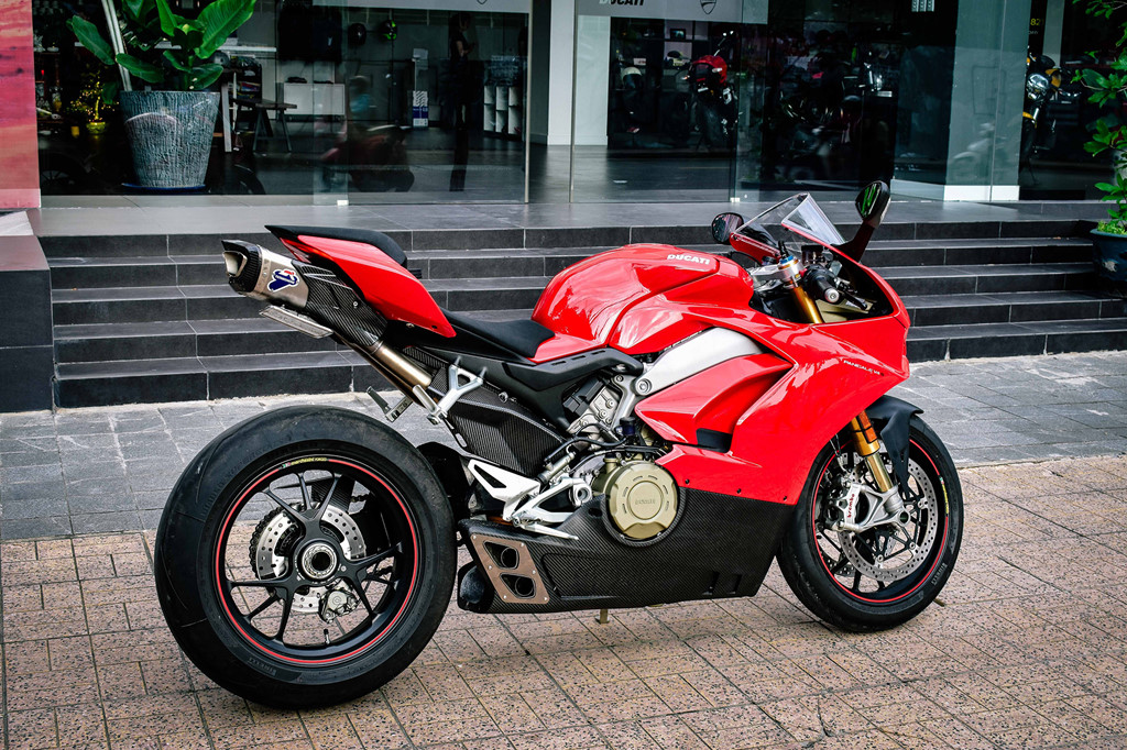 ducati-panigale-v4s-do-ong-xa-gan-200-trieu-dong-tai-viet-nam