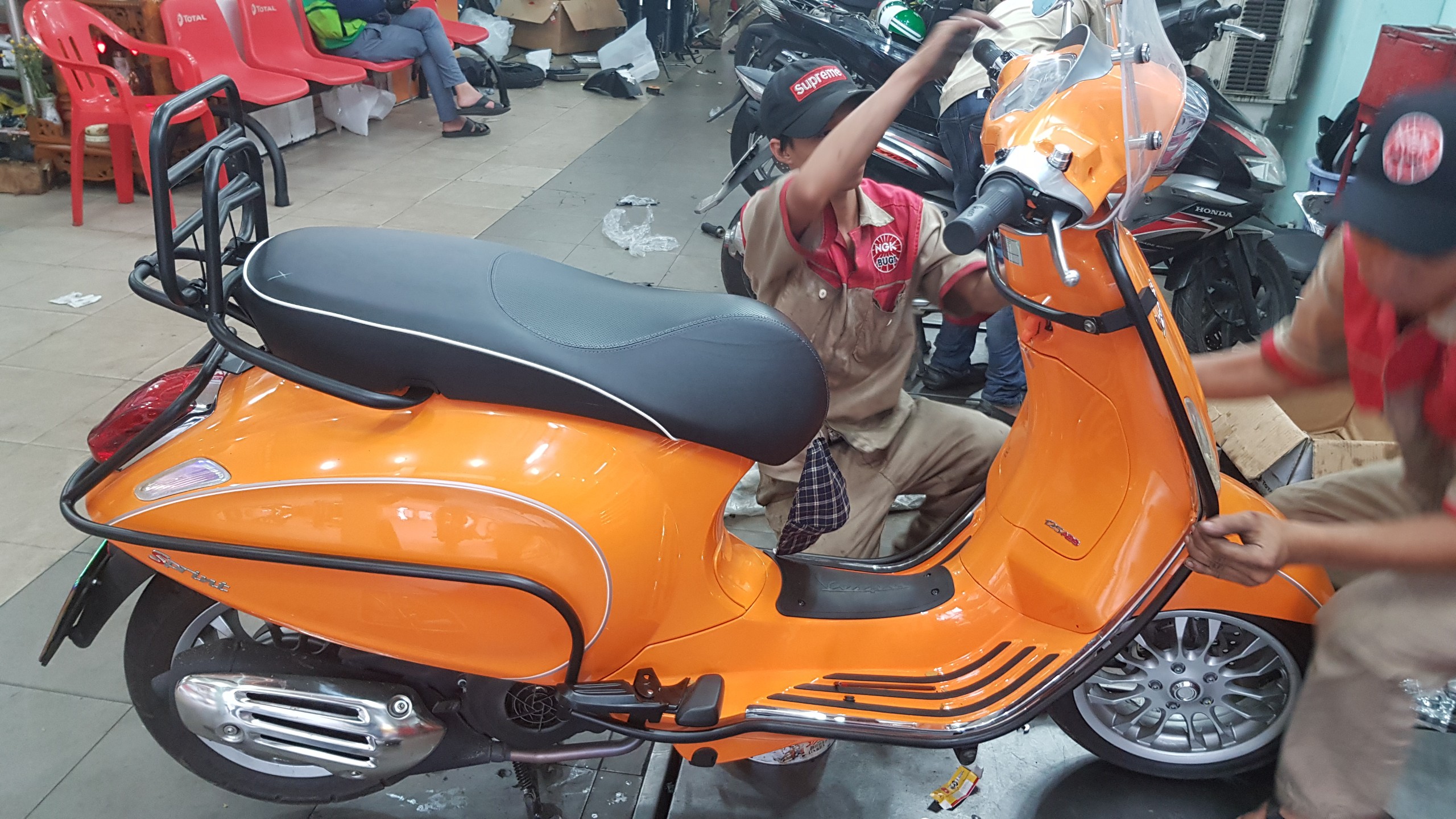 Lắp khung vespa cho khách hàng