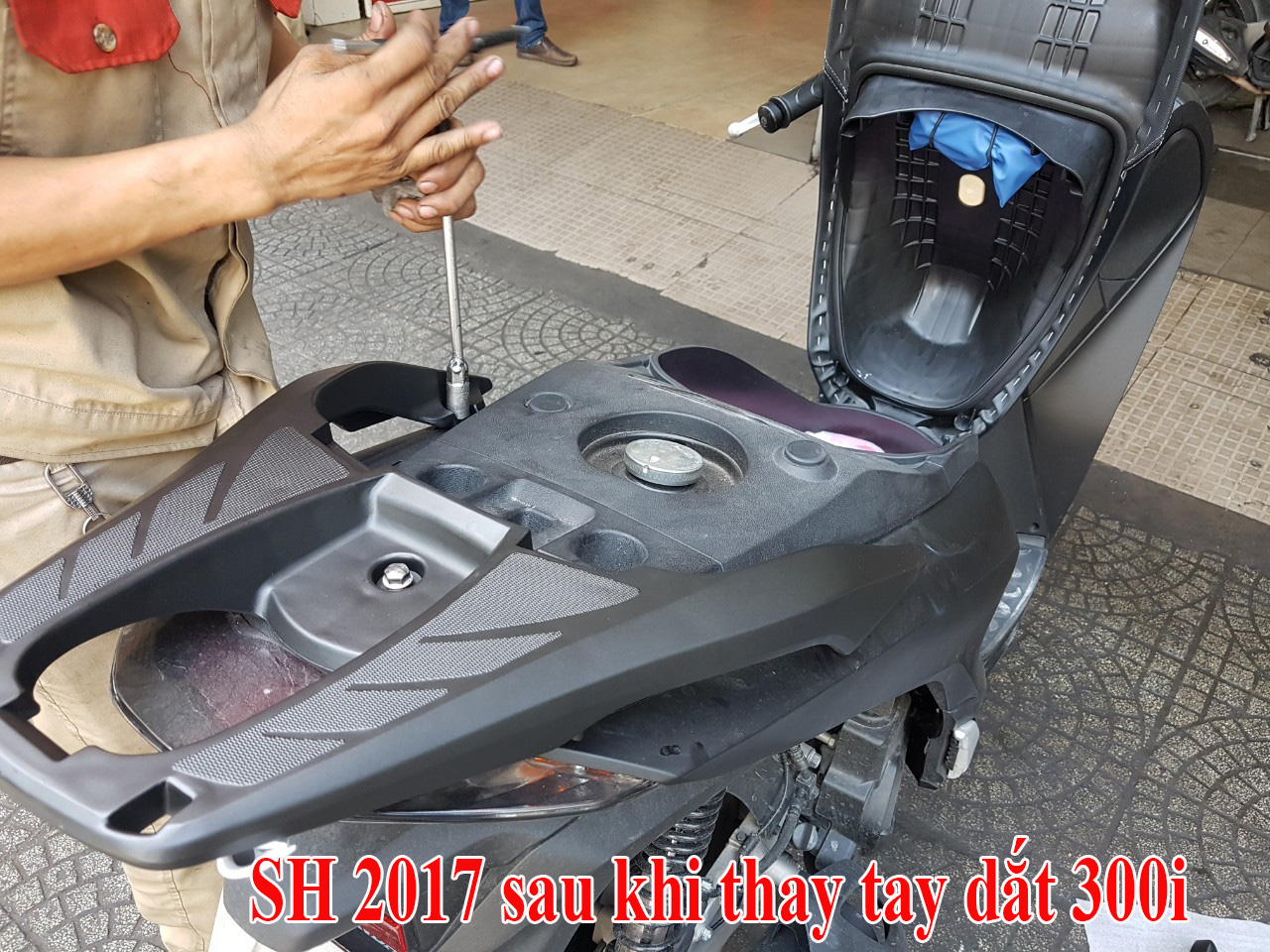 tay dắt sau sh