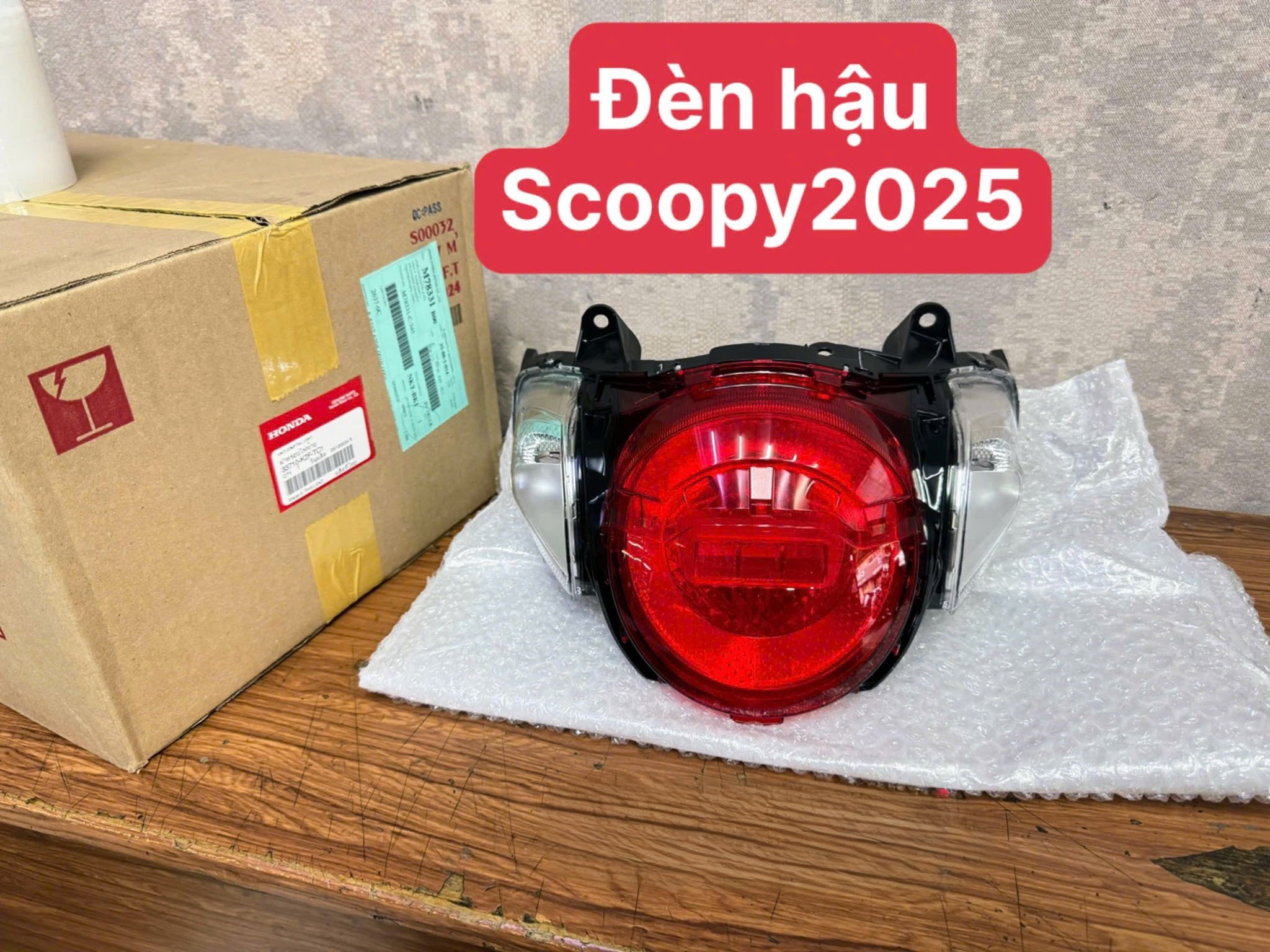 kinh den hau scoopy 2025