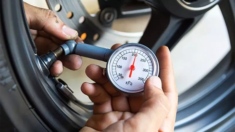 Kiểm tra lốp xe