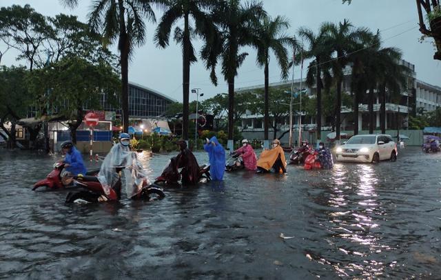 Xe máy ngập nước do mưa lớn tại Đà Nẵng