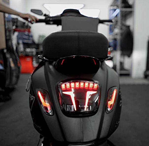 đèn hậu gorgeous vespa sprint hiệu ứng 3d demi