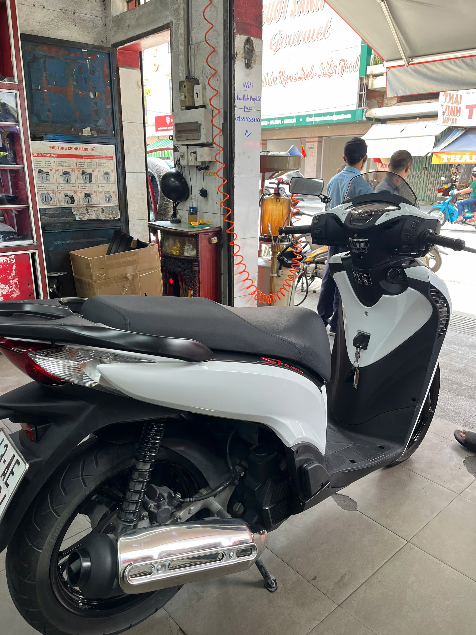 Chi tiết đầu xe SH Ý