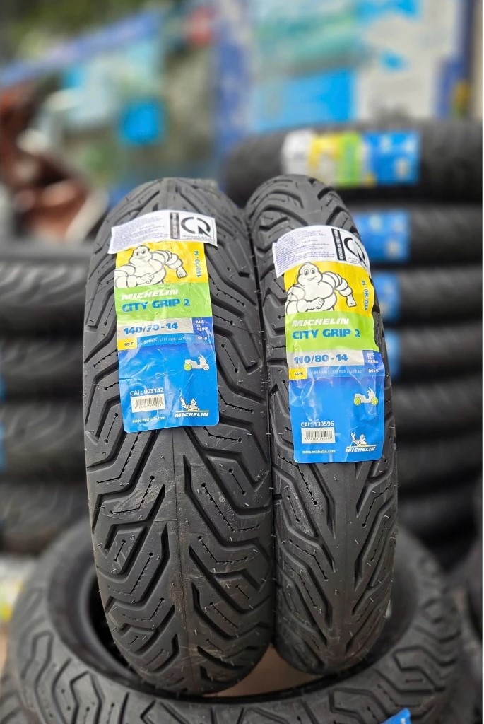 lop truoc yamaha nvx 155 michelin 110 80 14
