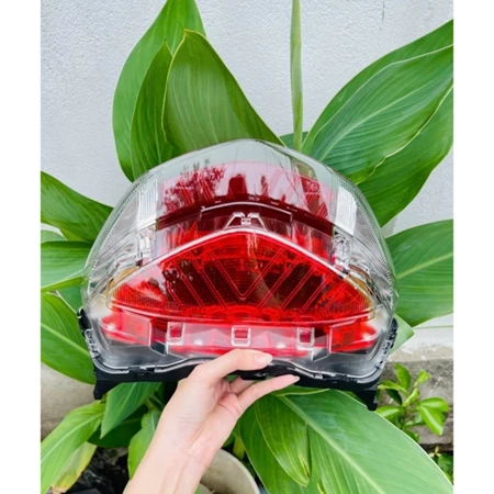 Thay mặt kính đèn hậu SH