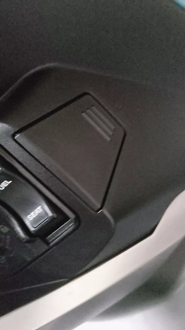 nắp ổ khóa hông honda adv 150 160 chuẩn zin