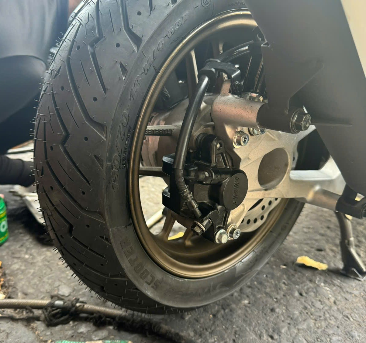 Lắp đặt lốp Pirelli cẩn thận